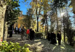 Si gira in costume nel parco del Roccolo